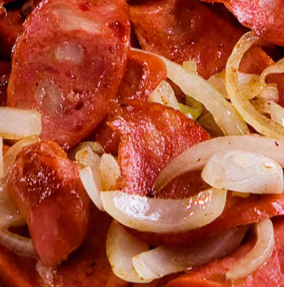 Porção de calabresa acebolada